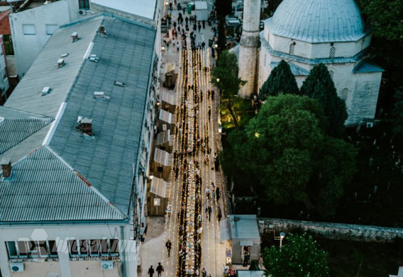 FOTO | Mostarci zajedno iftarili u Fejićevoj ulici